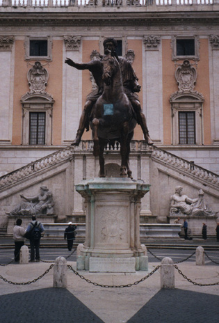 Vista frontale della copia della statua di Marco Aurelio