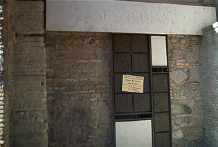 Il nuovo ingresso della casa romana situato a fianco della chiesa dei SS. Giovanni e Paolo all'altezza degli archi del Clivo di Scauro