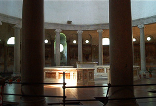 L'interno della chiesa con al centro l'altare