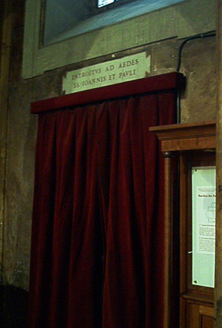 Il vecchio ingresso della casa romana situato all'interno della chiesa dei SS. Giovanni e Paolo
